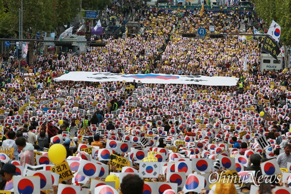  '제8차 사법적폐청산을 위한 검찰개혁 촛불문화제'가 5일 오후 대검찰청과 서울중앙지검이 있는 서울 서초역 부근에서 검찰개혁사법개혁적폐청산 범국민연대 주최로 열린 가운데 시민들이 태극기를 이용한 퍼포먼스를 진행중이다. 