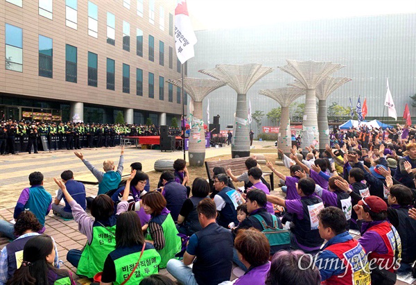 10월 5일 오후 김천 한국도로공사 앞에서 열린 “톨게이트 요금수납원 직접고용, 문재인 정부 자회사 정책 폐기, 비정규직 철폐 문화제”.