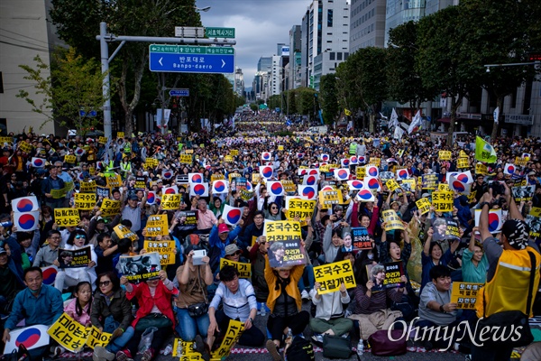  '제8차 사법적폐청산을 위한 검찰개혁 촛불문화제'가 5일 오후 대검찰청과 서울중앙지검이 있는 서울 서초역 부근에서 검찰개혁사법개혁적폐청산 범국민연대 주최로 열렸다.