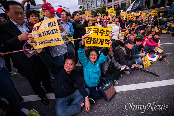  '제8차 사법적폐청산을 위한 검찰개혁 촛불문화제'가 5일 오후 대검찰청과 서울중앙지검이 있는 서울 서초역 부근에서 검찰개혁사법개혁적폐청산 범국민연대 주최로 열렸다.