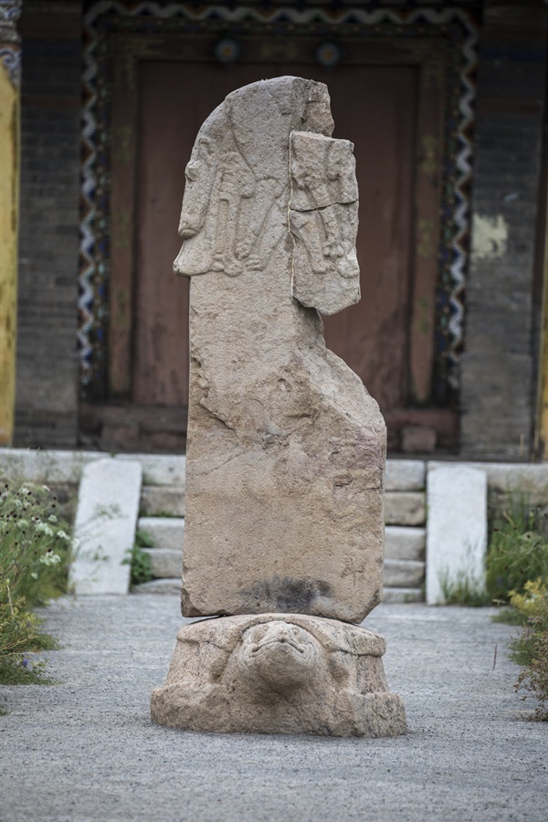 몽골 체체를렉 박물관의 석비(부구트비) 모습. 높이 2.45m 석비는 582년에 세워진 것으로 돌궐제국의 왕족이었던 마한 테긴(Mahan Tegin)의 기념비다. 비의 머리부분에는 늑대가 어린아이에게 젖을 빨리고 있는 모습이 보인다. 