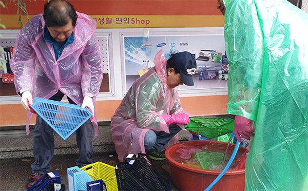 5일 권성동 국회의원과 당직자들은 침수 피해를 입은 강릉시 포남동 상가에서 복구 활동을 하고있다.