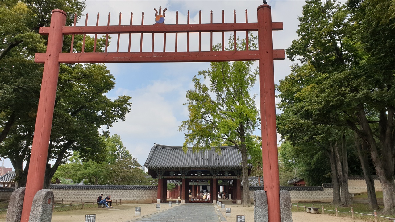 '경사스러운 터에 지어진 궁궐'이라는 의미를 가진 경기전은 조선의 오랜 역사뿐만 아니라 나무들이 자아내는 아름다움을 지니고 있다.