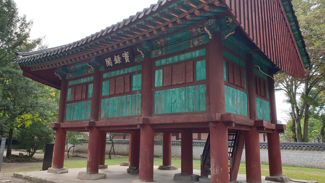 '경사스러운 터에 지어진 궁궐'이라는 의미를 가진 경기전은 조선의 오랜 역사뿐만 아니라 나무들이 자아내는 아름다움을 지니고 있다.