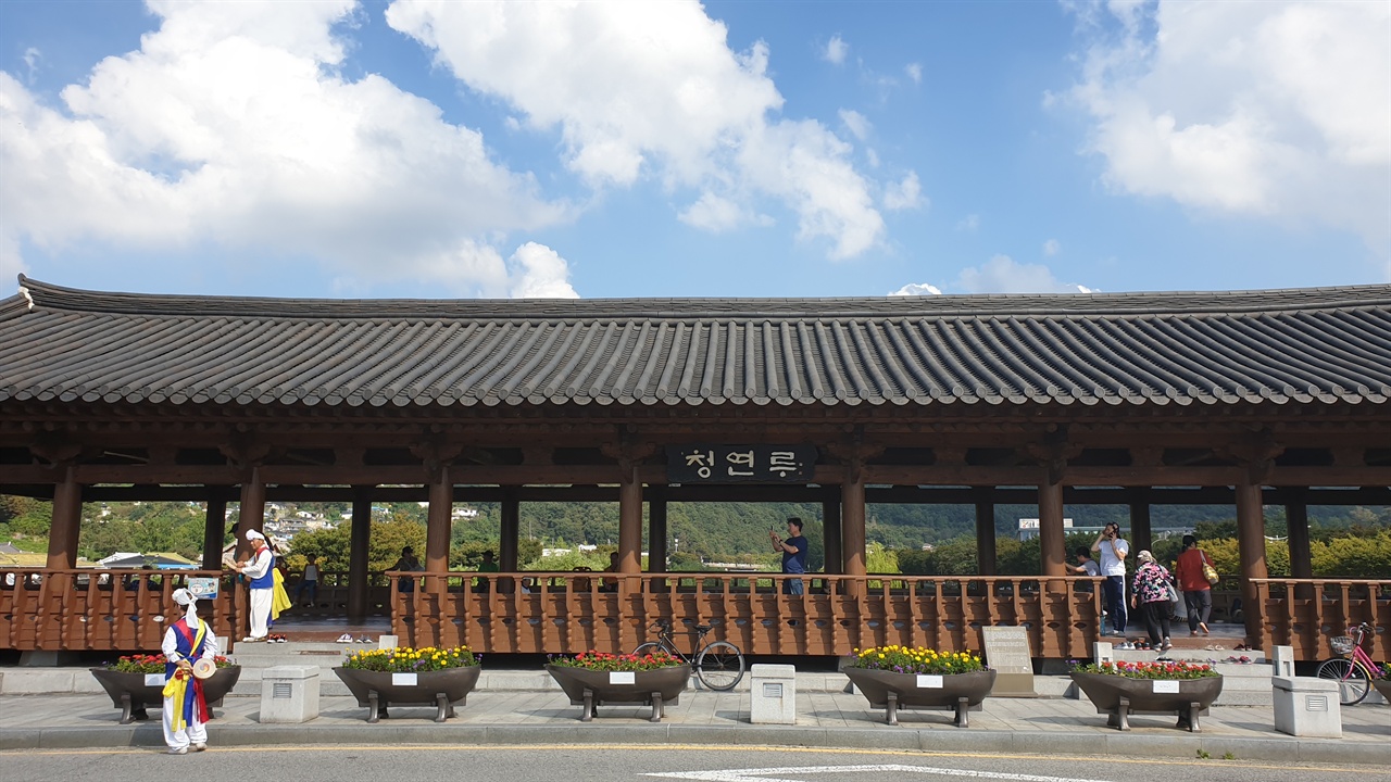 무지개 다리 형태의 교각 위에 올려진 전통한옥 형태의 청연루는 한옥마을에 걸맞는 휴식공간으로 자리매김하고 있다.
