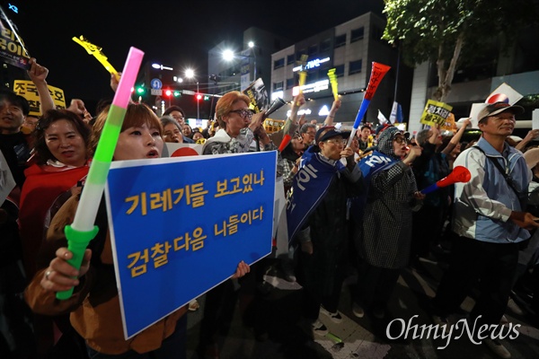 '검찰개혁 다음은 '언론개혁' '제8차 사법적폐청산을 위한 검찰개혁 촛불문화제'가 5일 오후 대검찰청과 서울중앙지검이 있는 서울 서초역 부근에서 검찰개혁사법개혁적폐청산 범국민연대 주최로 열렸다. 한 참가자가 '검찰개혁' 다음은 '언론개혁'이라는 피켓을 들고 있다.