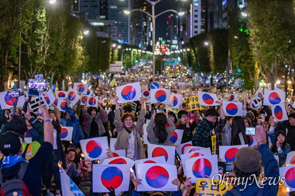  '제8차 사법적폐청산을 위한 검찰개혁 촛불문화제'가 5일 오후 대검찰청과 서울중앙지검이 있는 서울 서초역 부근에서 검찰개혁사법개혁적폐청산 범국민연대 주최로 열리고 있다. 