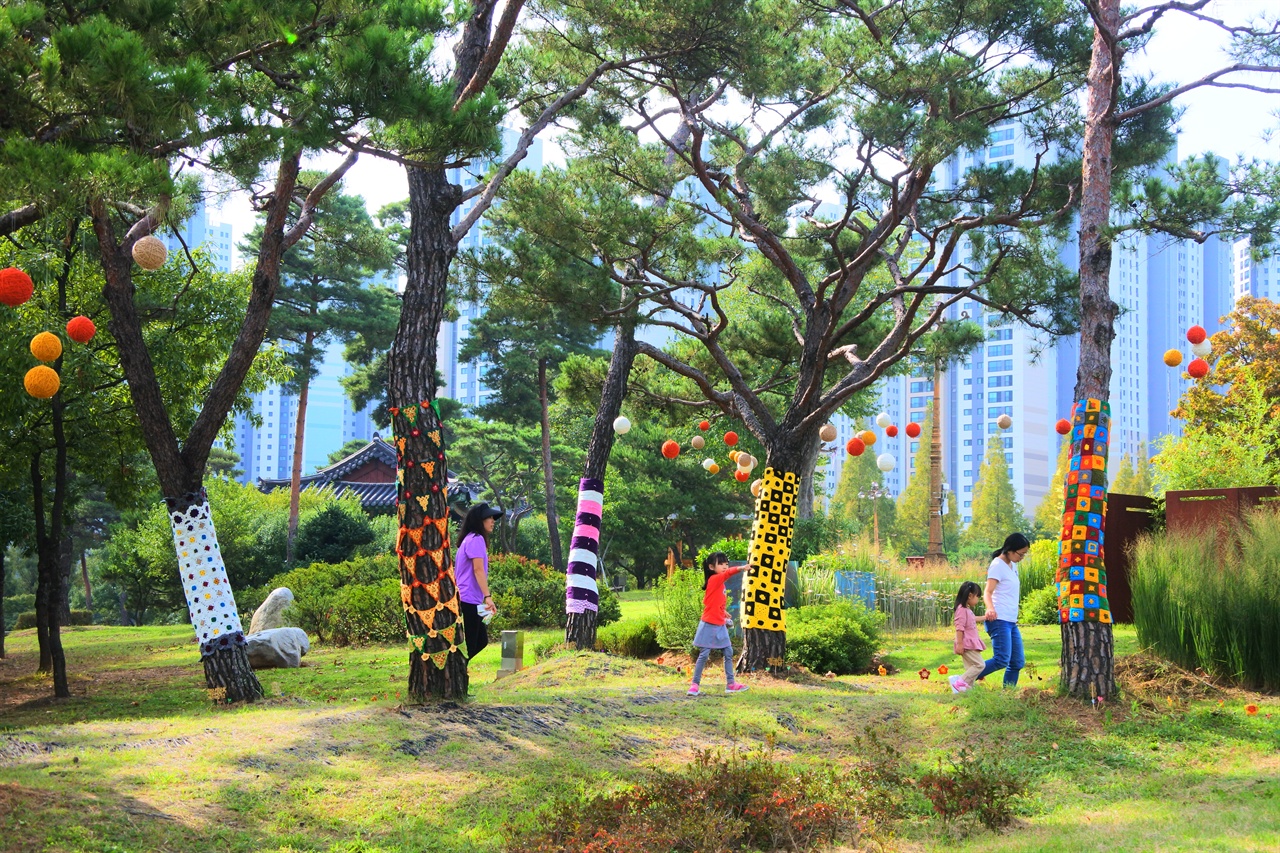 세월호 엄마들과 시민들의 그리움을 담은 뜨개전시 <번짐>이 개최해 시민들이 참여하고 있다.