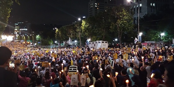 5일 저녁 서울 서초동 검찰청사 주변에서 검찰개혁과 언론개혁을 촉구하는 촛불시민들이다.