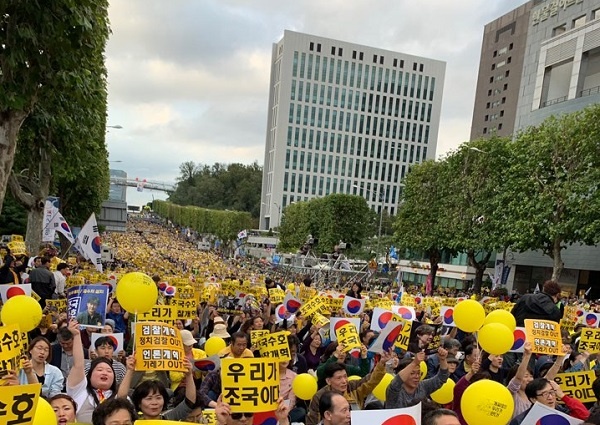 5일 오전부터 자리를 잡고 앉은 촛불시민들이 노란 손팻말과 풍선 등을 들고 구호를 외치고 있다.