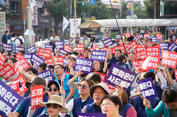 언제나 그랬듯, 김천역 평화광장에서의 집회는 참가자 수와 무관하게 매우 낙천적인 분위기속에 진행되었다.