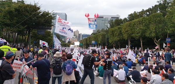 국립중앙도서관 앞 도로에서 '조국 구속' 등을 외치고 있는 투리공화당 집회 참가자들