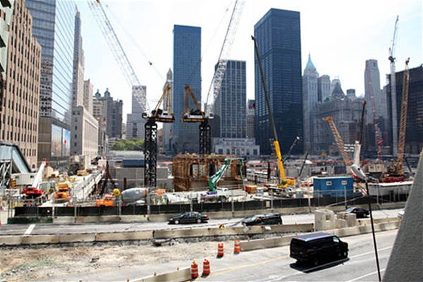 2008년 9.11테러 현장을 방문했을 때 쌍둥이 빌딩이 있었던 그라운드 제로에는 새로운 건물이 들어서고 있었다. 
