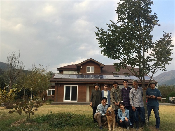 2017년 10월 8일 농사에 관심이 있는 친구들과 평화나무농장을 찾았다. 김 대표와 아내 원혜덕 선생님 그리고 레오(반려견)와 함께.