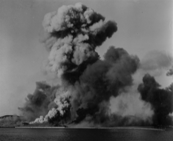 유엔군이 흥남철수작전 완료 뒤 부두를 폭파하고 있다(1950. 12. 24.).