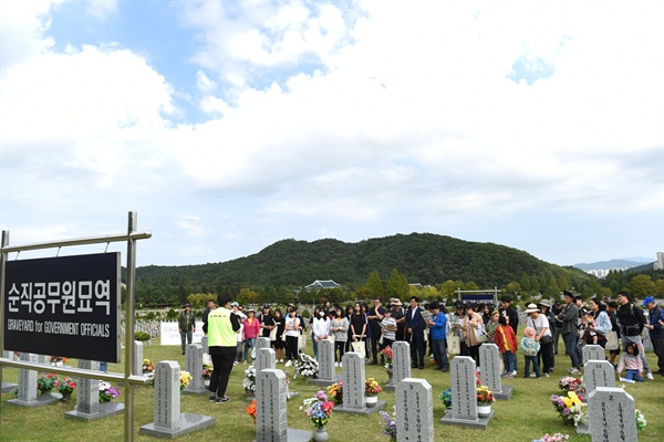 세월호 참사로 순직한 교사들이 묻혀있는 ‘순직공무원묘역’에서 참가자들이 이야기를 듣고 있다.