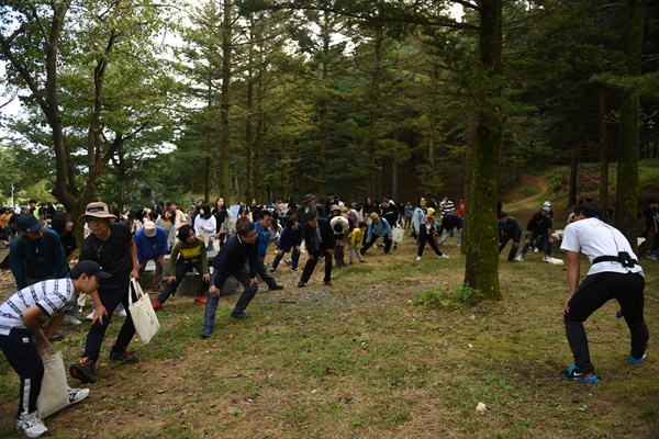 ‘제2회 이야기가 있는 현충원 평화둘레길 걷기’ 참가자들이 본격적인 걷기에 앞서 몸풀기 운동을 하고 있다.