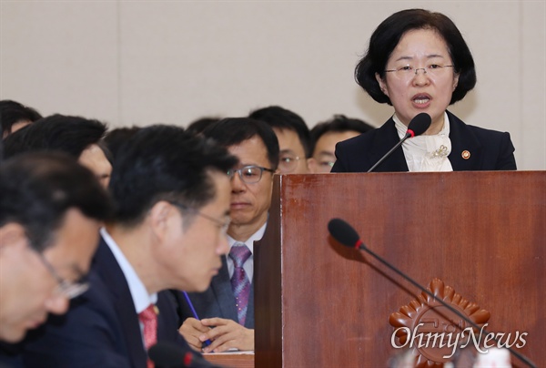 조성욱 공정거래위원장이 7일 국회에서 열린 정무위원회 국정감사에서 업무보고를 하고 있다. 