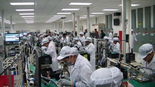 삼성전자 베트남 공장. 국제환경보건단체 IPEN과 CGFED의 조사 보고서에서 밝혀진 바와 같이, 전자산업이 한국에서 베트남으로 옮겨와 노동자들을 열악한 노동환경으로 내몰았다.