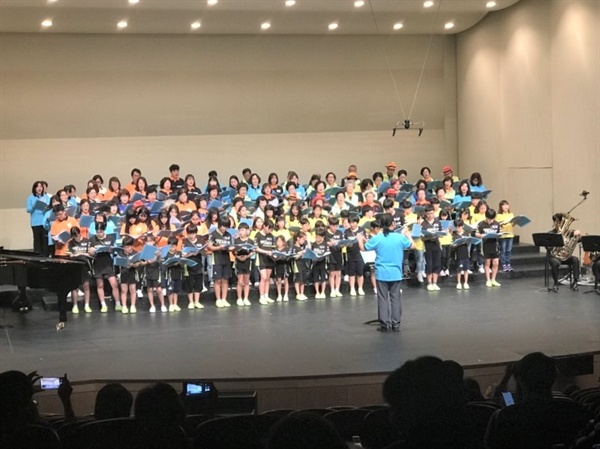 '일동패밀리 100인합창단'은 지난 5일 안산문화예술의전당 달맞이극장에서 3번째 공연을 가졌다.