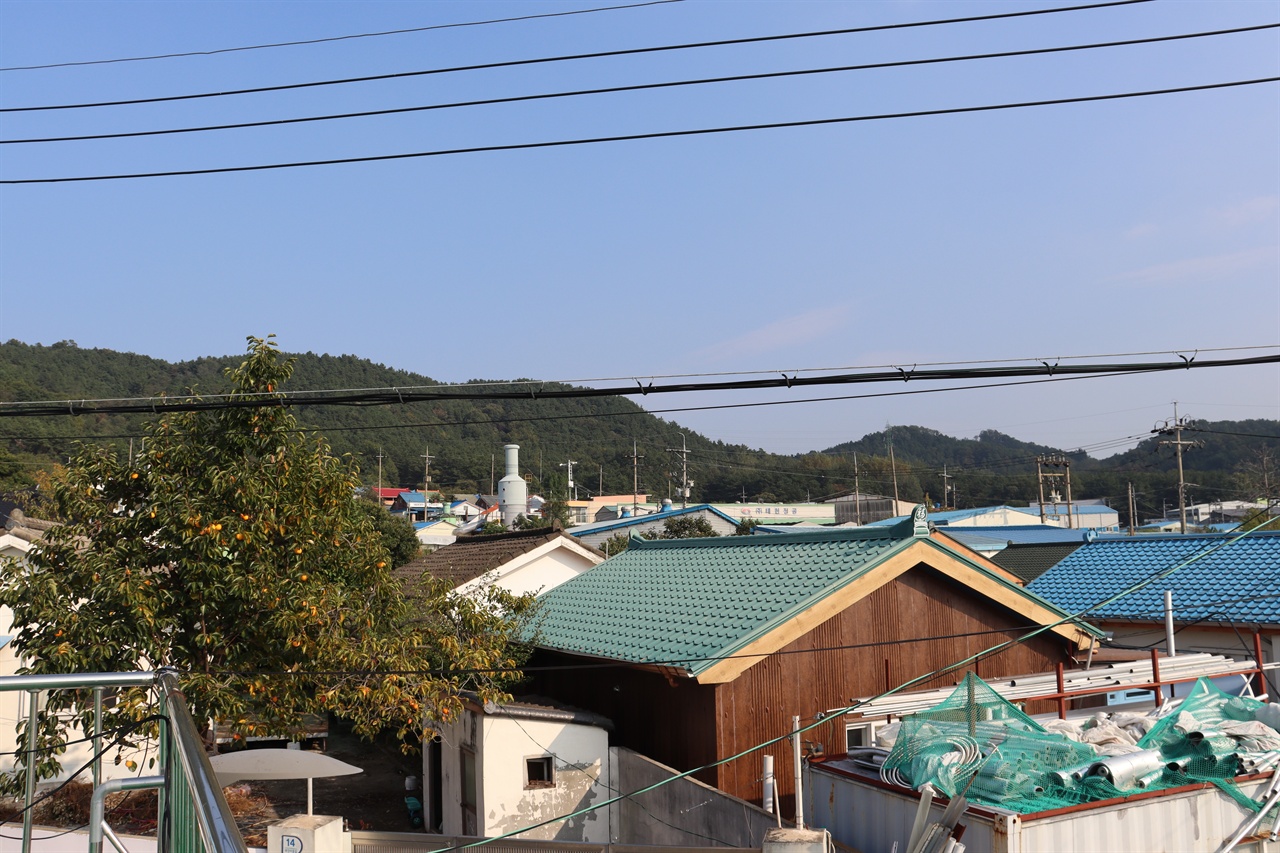 태양마을 경로당 옥상에서 바라본 마을 전경. 마을 한가운데에 공장이 떡하니 자리 잡고 있다. 