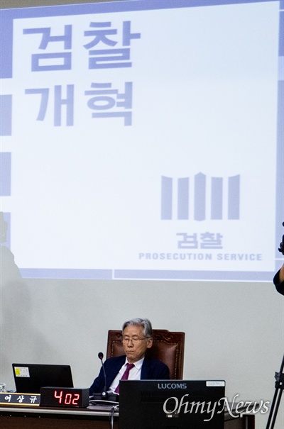 법사위원장 여상규 자유한국당 의원이 7일 오후 서울 서초구 고등검찰에서 열린 검찰국정감사에서 눈을 감고 있다. 