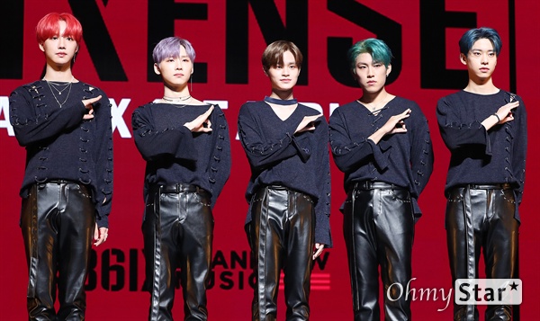 'AB6IX' 패기 넘치는 남자들 AB6IX(에이비식스. 임영민, 전웅, 김동현, 박우진, 이대휘)가 7일 오후 서울 회기동 경희대에서 열린 첫 정규 앨범 < 6IXENSE (식스센스) > 쇼케이스에서 포토타임을 갖고 있다. 타이틀곡 'BLIND FOR LOVE (블라인드 포 러브)'는 사랑하는 사람을 위해 모든 것을 다 줘도 아깝지 않다라는 남자의 패기를 담은 곡으로 AB6IX 멤버들은 브랜뉴뮤직 프로듀서들과 함께 수록된 11곡 모두에 직접 작사 작곡에 참여했다.