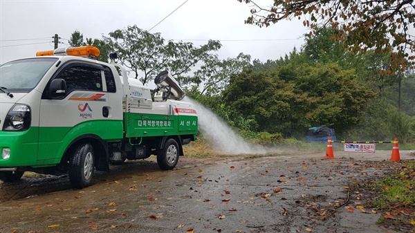  서산시 성연면 한 양돈농가에 방역작업이 진행되고 있다. 