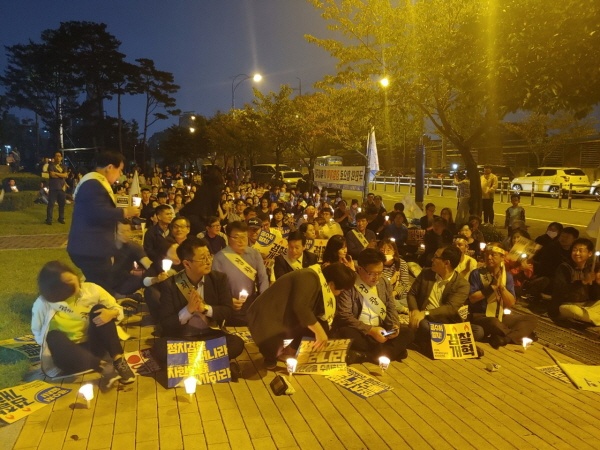 9월 28일 저녁 7시부터 울산 남구 옥동 울산지검 앞에서 열린 검찰개혁 촉구 촛불집회에 일부 민주당 울산시당 당직자들이 참석했다 