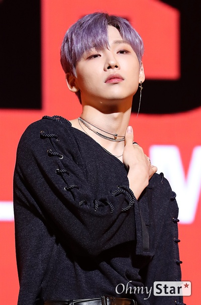 'AB6IX' 전웅, 웅색깡패의 섬섬옥수 AB6IX(에이비식스. 임영민, 전웅, 김동현, 박우진, 이대휘)의 전웅이 7일 오후 서울 회기동 경희대에서 열린 첫 정규 앨범 < 6IXENSE (식스센스) > 쇼케이스에서 포토타임을 갖고 있다. 타이틀곡 'BLIND FOR LOVE (블라인드 포 러브)'는 사랑하는 사람을 위해 모든 것을 다 줘도 아깝지 않다라는 남자의 패기를 담은 곡으로 AB6IX 멤버들은 브랜뉴뮤직 프로듀서들과 함께 수록된 11곡 모두에 직접 작사 작곡에 참여했다.