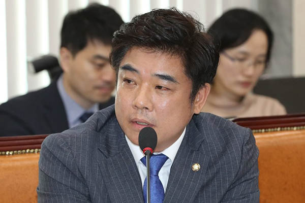 질의하고 있는 더불어민주당 김병욱 의원