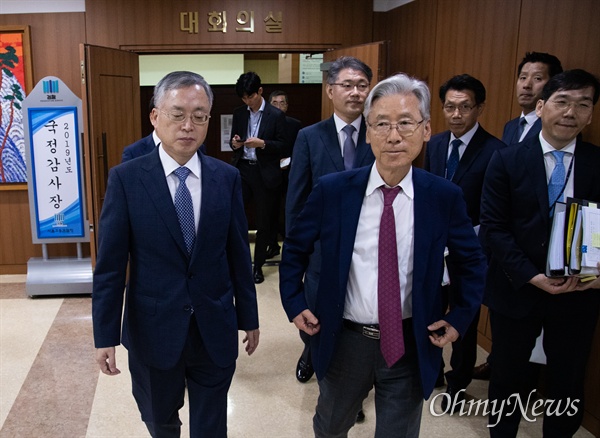  법사위원장 여상규 자유한국당 의원이 7일 오후 서울 서초구 고등검찰에서 열린 국정감사 오전 일정이 끝나고 김영대 고등검찰청 검사장과 함께 감사장을 나서고 있다. 