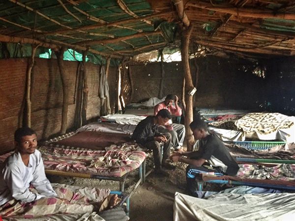 수단 갈라밧 국경의 천막 숙소. 하루 비용은 50수단 파운드(약 900원). 이른 아침 숙소에 온 국경 환전상이 수단 파운드를 에티오피아 비르로 바꿔 준다