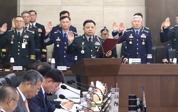 박한기 합동참모본부 의장 등이 8일 서울 용산구 합동참모본부에서 열린 국회 국방위원회의 합동참모본부 등에 대한 국정감사에서 선서하고 있다. 2019.10.8