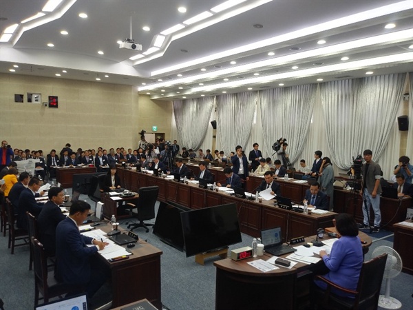 제주도에 대한 국회 국토교통위원회 국정감사가 제주도청에서 8일 개최됐다.