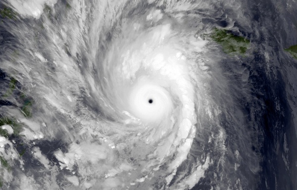 위성에서 촬영한 태풍.