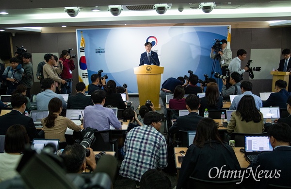 조국 법무부 장관이 8일 오후 경기도 과천 정부과천청사 법무부 브리핑실에서 검찰개혁방안을 발표하고 있다. 