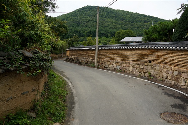 가일마을 담 우아하게 휘어진 담이 마을 옛집으로 안내한다. 오른쪽 담 너머에 있는 밭이 권오설 집으로 알려져 있다. 