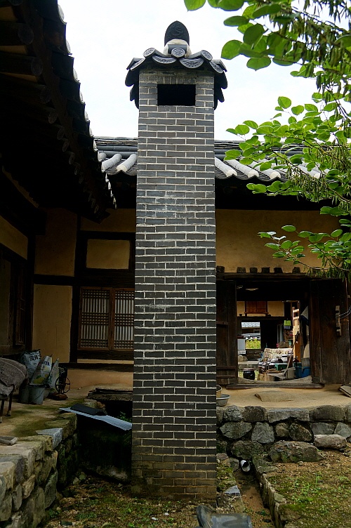 잡다한 장식 없이 검은 벽돌로 담백하게 만든 방형굴뚝으로 집 규모에 맞게 크게 지은 상류층 굴뚝이다.