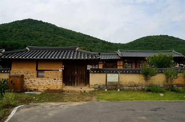 우악스럽지 않은 산세에 맞췄는지 집채는 높지 않다. 사랑채는 맞배지붕, 대문채는 우진각지붕으로 수수하다. 