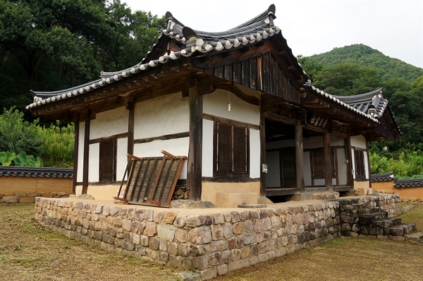 마을서쪽 깊숙이 자리 잡은 서원으로 1770년 권구의 덕을 기려 마을사람들이 세웠다. 1919년 권오설은 원흥학술강습소의 강습장소로 사용하였다.   