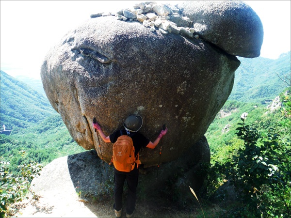     거창 우두산(1046m) 산행 길에는 기기묘묘한 바위들이 많아 지루하지가 않다.