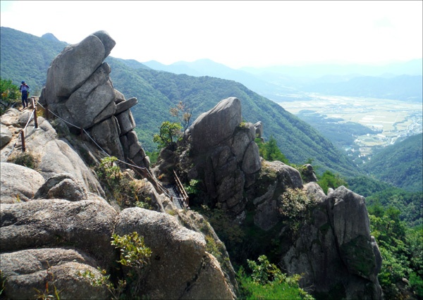      기암괴석으로 재미가 쏠쏠했던 우두산 산행 길에서.