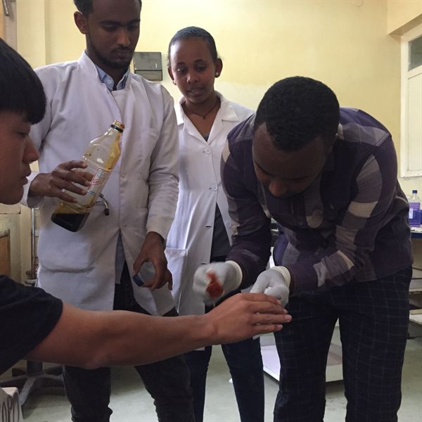 에티오피아 아와사 공립 병원의 의사 셰히드 씨와 동료들이 강도에게 찔린 여행자 정대호 씨의 상처를 꿰매고 있다