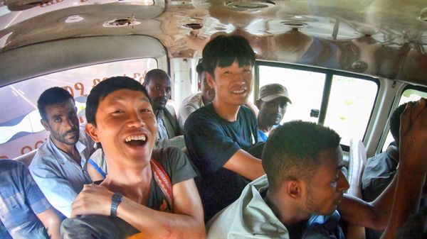 에티오피아 강도 사건 다음 날, 아와사에서 딜라를 거쳐 야벨로로 가는 미니 버스 안에서. 생명의 은인, 여행자 친구 정대호 씨와 함께. 그토록 험한 일을 당했음에도, 우리는 왜 웃을 수 있는 것일까
