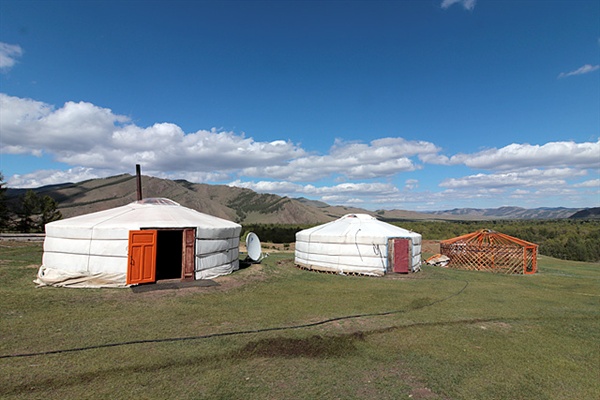펠트를 씌워 놓은 몽골의 주거지인 게르(좌측)와 펠트를 씌우기 전의 게르 모습(맨 우측). 설치와 철거 및 이동이 간편한 친환경적인 주거형태이다.  