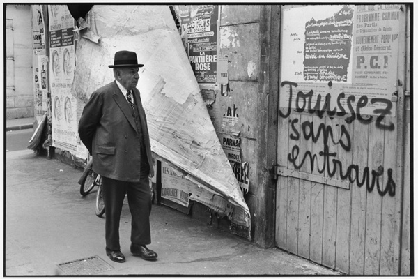 앙리 카르티에 브레송이 포착한 장면의 '방해 없이 즐기자'는 68혁명을 상징하는 구호이다.
FRANCE. Paris. Rue de Vaugirard. 1968.
Wall inscription: Jouissez sans entraves ("Pleasure without limits").
ⓒ Henri Cartier-Bresson/Magnum Photos