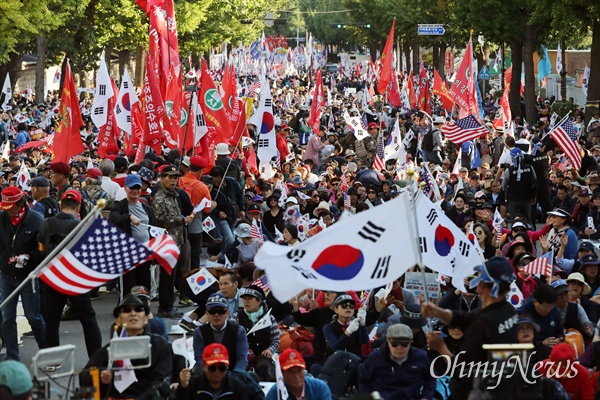 9일 오후 서울 종로구 광화문 광장 일대에서 열린 '문재인 하야 범국민 2차 투쟁대회' 참가자들이 청와대 앞까지 행진해 태극기와 성조기를 흔들며 구호를 외치고 있다. 