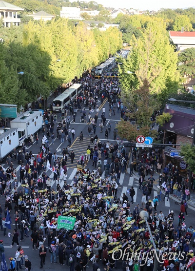 9일 오후 서울 종로구 광화문 광장 일대에서 열린 '문재인 하야 범국민 2차 투쟁대회' 참가자들이 청와대 앞까지 행진하고 있다. 