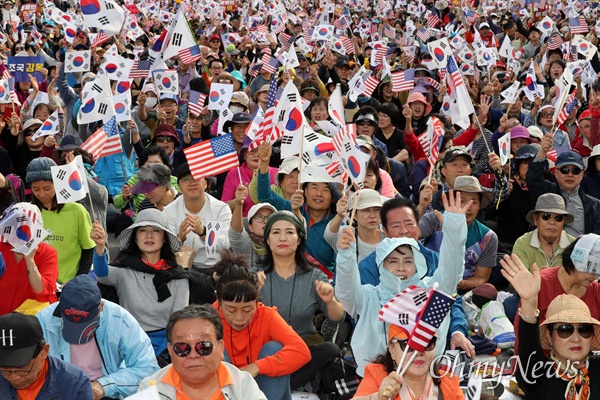 9일 오후 서울 종로구 광화문 광장 일대에서 열린 '문재인 하야 범국민 2차 투쟁대회'에서 참가자들이 태극기와 성조기를 흔들며 구호를 외치고 있다. 